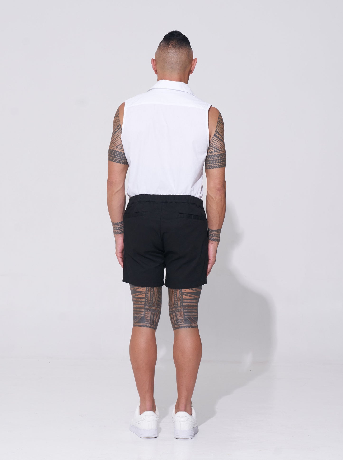 Endemann Cotton shorts with Elasticated Waist, zip fly with front button fastening Two front side pockets with two back patch pockets Belt Loops & Straight Hem Slim fit shorts