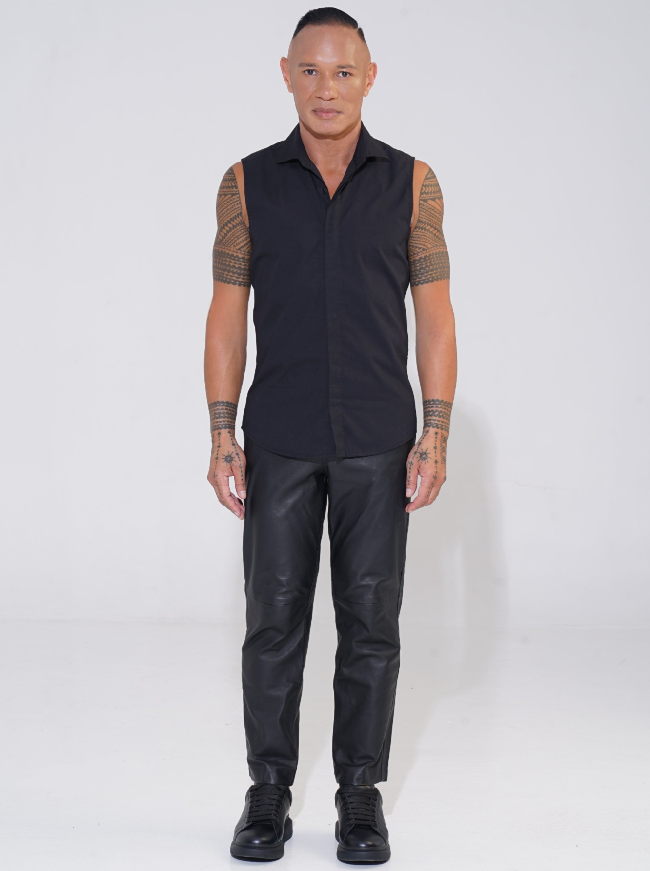 endemann black classic sleeveless shirt with leather pants