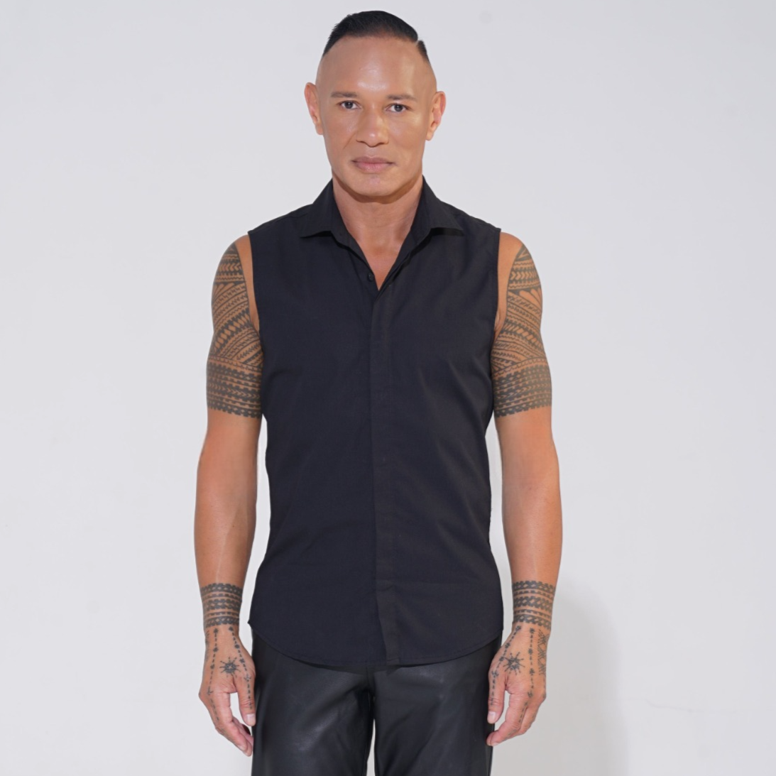 black classic sleeveless shirt
