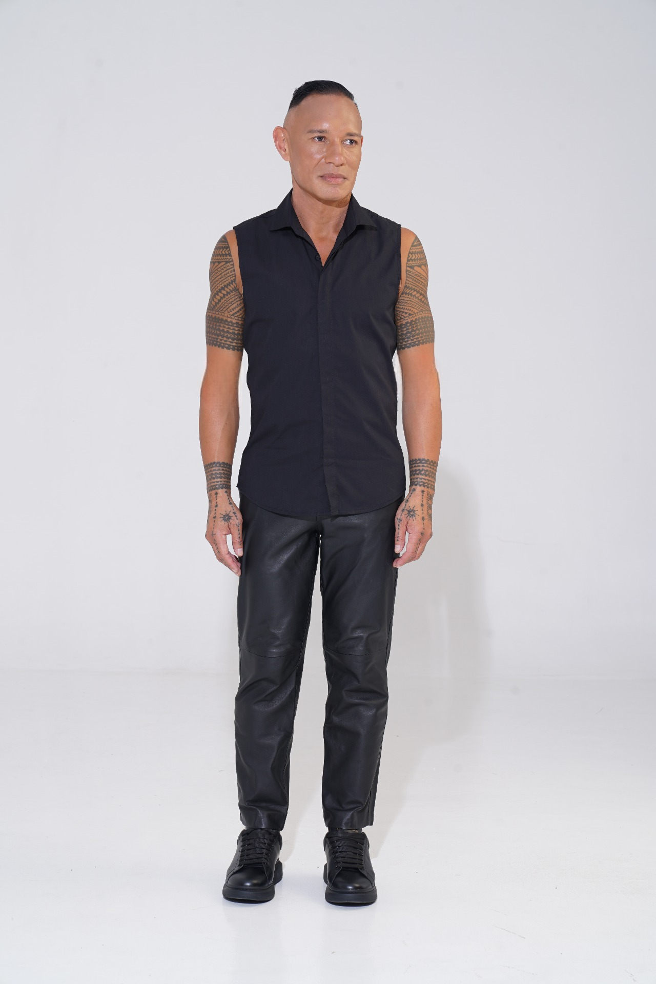 endemann black classic sleeveless shirt with leather pants