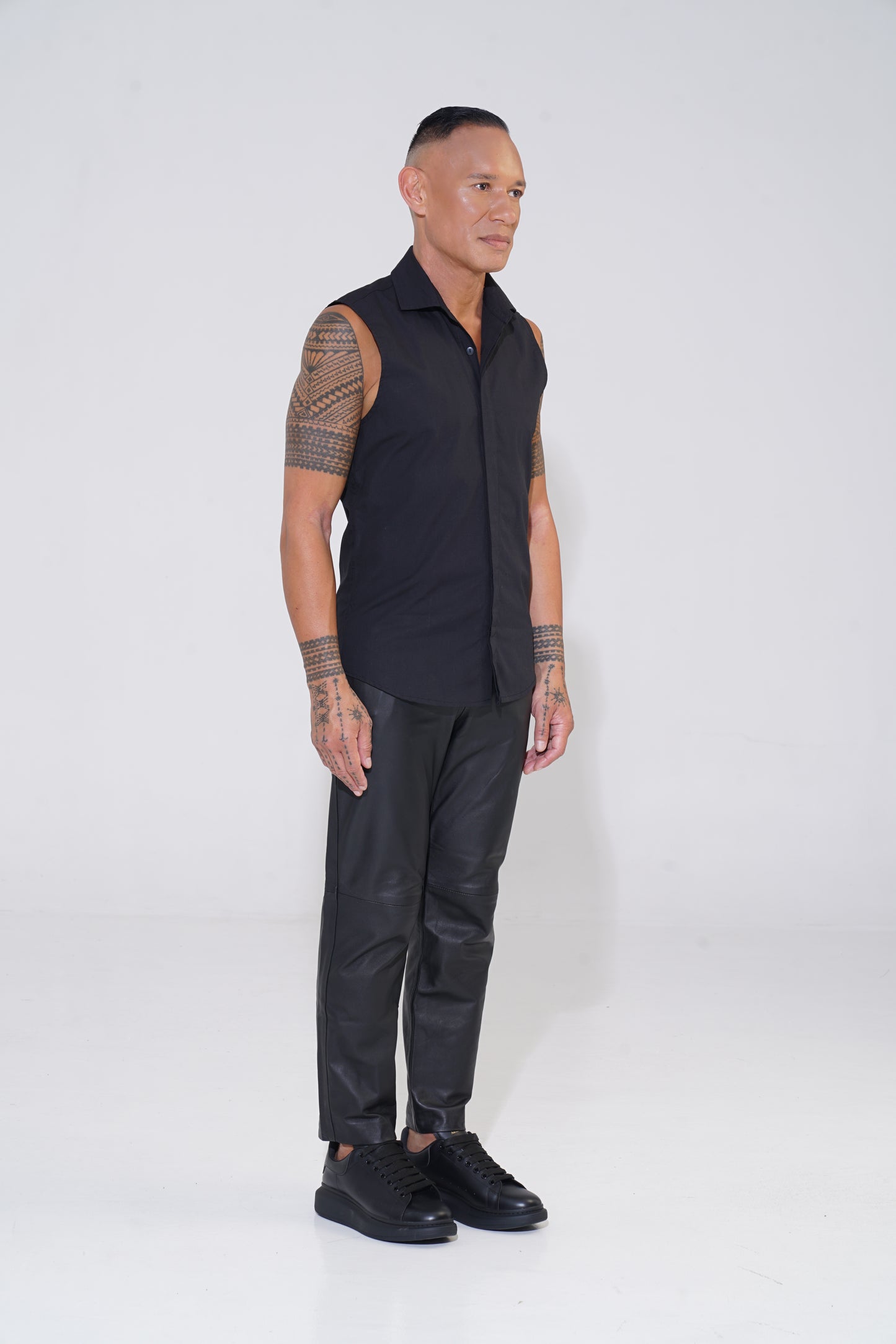 endemann black classic sleeveless shirt with leather pants