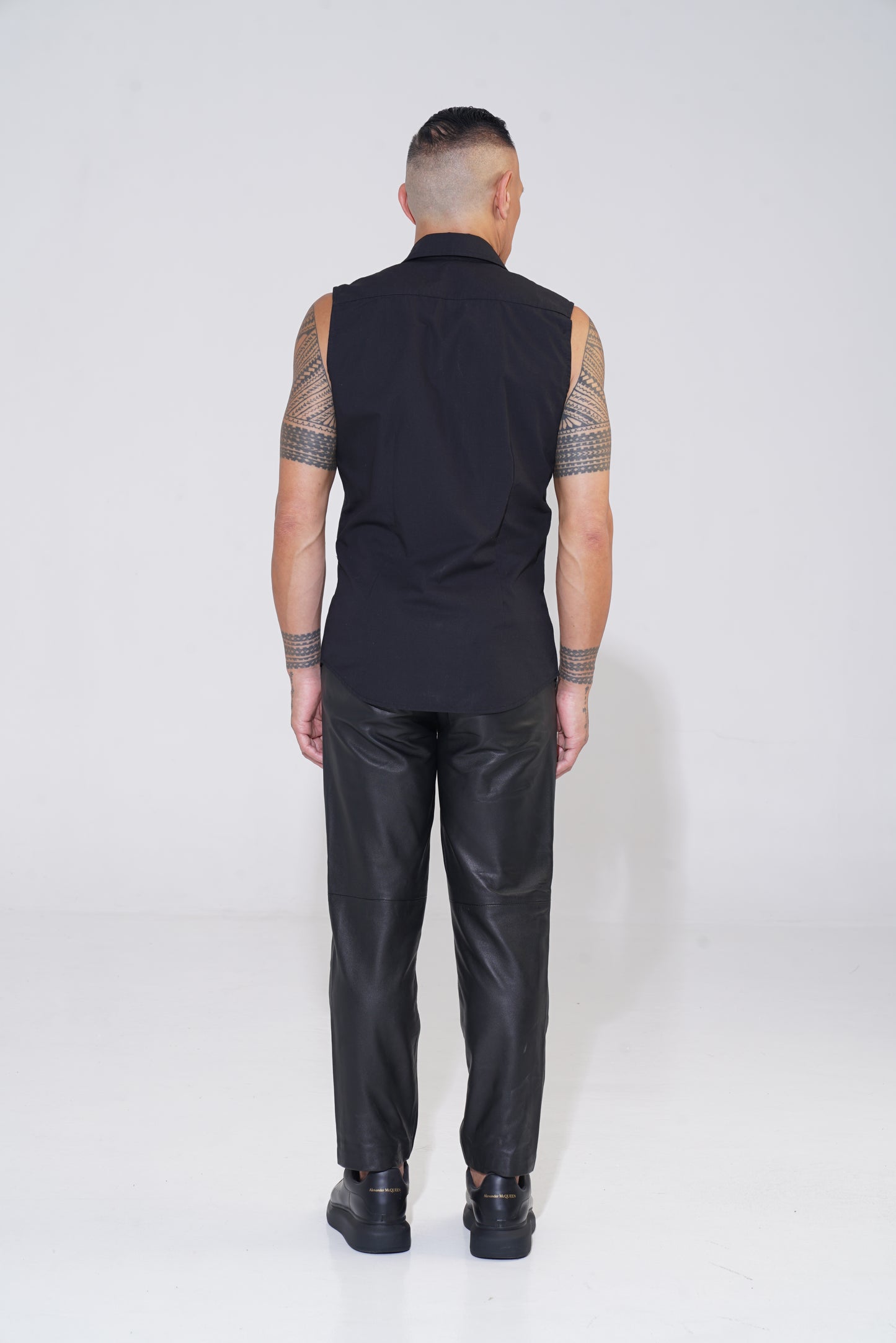 endemann black classic sleeveless shirt with leather pants